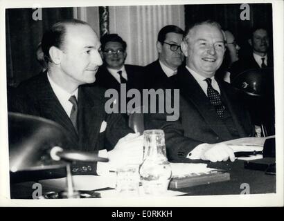 1. Januar 1960 - Zypern-Konferenz in London eröffnet: die neue Konferenz zur Beilegung der Probleme in Bezug auf britischen Basen etc. in Zypern eröffnet heute Morgen beim Auswärtigen Amt. Foto zeigt Herr Selwyn Lloyd (rechts) mit Herrn John Profumo auf der Konferenz von heute. Stockfoto