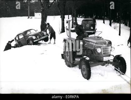 1. Januar 1960 - Achtung - Straßenglätte. Auf vielen Straßen in Deutschland hat in den letzten paar Tagen Eis entwickelt. Am 21. Januar. Es kam zu einem Chaos auf der Autobahn (Autobahn) zwischen München und Salzburg, ca. 50 nicht bekommen konnte. Auch in den umliegenden Straßen kam es zu Unfällen. Das Auto auf unserem Bild musste aus dem Schnee von einem Traktor gezogen werden. -Es wird dringend empfohlen, dass jeder Fahrer vor dem Schlafengehen auf einer Tour sollten die Reifen seines Autos untersuchen und er sollte sehr vorsichtig zu fahren. Stockfoto