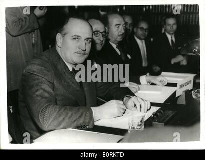 1. Januar 1960 - Zypern-Konferenz in London eröffnet: das neue Konferenz - darauf abzielen, die Probleme in Bezug auf britischen Basen etc. einstellen... in Zypern eröffnet heute Morgen beim Auswärtigen Amt. Das Foto zeigt Herrn Zorlu der türkische Außenminister (links) auf der Konferenz. Stockfoto