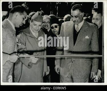 1. Januar 1960 - Präsident Nasser weiht der Assuan-Staudamm, modernen Ägypten: Präsident Nasser drückte auf einen Knopf, 11 detonieren Stockfoto