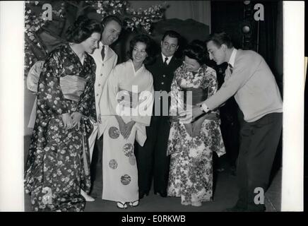 1. Januar 1960 - japanische Schauspielerin als "Technischer Berater" für "Madame Butterfly": Keiko Kishi, der berühmten japanischen Bildschirm Stern, Ehefrau des französischen Regisseur Yves Ciampi, wurde eingeladen, um als "technischer Berater '' zu handeln, für die Kostüme und das Lager für die I.ooth Leistung von"Madame Butterfly", Puccinis berühmte Oper an der Opera Comique am 23. Januar eingeräumt. Foto zeigt Keiko Kishi mit den führenden Sängern von der Opera-Comique. Von links nach rechts Berthe Monmart, Pierre Fleta, Keiko Kishi, Alain Vanzo, alles Sabran und j.j. Brothier, Stadium Direktor. Stockfoto