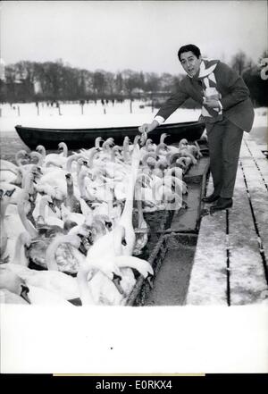 1. Januar 1960 - '' Chi va Piano. VA Sano'' singt VIco Torriano in seinem neuesten Song mit denen kam er nach Hamburg, um für Scheiben und Fernsehen aufzeichnen. Übersetzt, das heißt '' immer langsam. immer gesund ''. Die populäre Sängerin sagt, dass er auch von diesem Grundsatz gerade hält nach seiner Ankunft in Hamburg, machte er sich Zeit für die Fütterung der Schwäne auf der Alster haben. Stockfoto