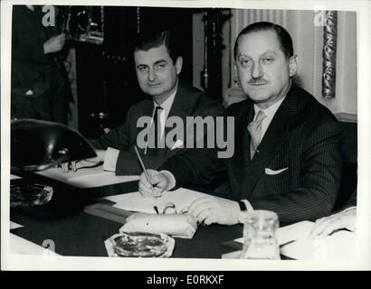 1. Januar 1960 - eröffnet Zypern-Konferenz IN LONDON. Die neue Konferenz - darauf abzielen, die Probleme bezüglich der britischen Basen etc.... in Zypern eröffnet heute Morgen beim Auswärtigen Amt. KEYSTONE-FOTOSHOWS:-Mr EVANGELOS AVEROFF der griechische Minister für auswärtige Angelegenheiten (rechts) auf der Konferenz. Stockfoto