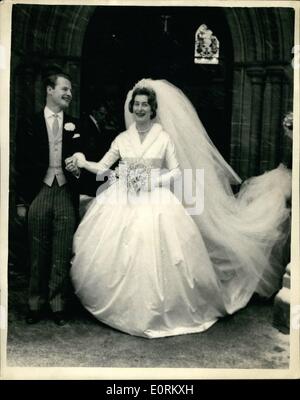 1. Januar 1960 - Hochzeit von Lady Pamela Mountbatten - in Romsey. Braut und Bräutigam.: Prinzessin Anne war eine Brautjungfer heute Nachmittag zum ersten Mal bei der Hochzeit von Lady Pamela Mountbatten - Romsey Abbey - Herr David Hicks. Foto zeigt die glückliche Braut und Bräutigam nach der Hochzeit heute Nachmittag. Stockfoto