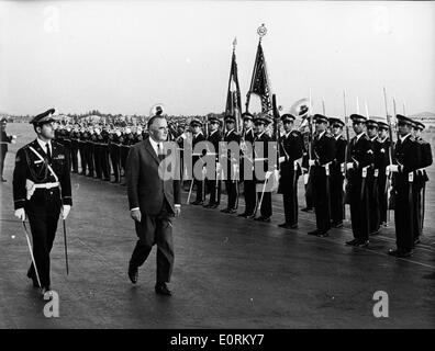 1. Januar 1960 - Datei Foto: ca. 1950er-1960er Jahre, genaue Lage unbekannt. Alfried Felix Alwyn Krupp von Bohlen Und Halbach (13. August 1907 Ð 30. Juli 1967), oft als ALFRIED KRUPP bezeichnet, war ein verurteilter NS-Kriegsverbrecher, Unternehmer, ein Konkurrent in der Olympischen Segelregatten und ein Mitglied der Familie Krupp, die seit dem frühen 19. Jahrhundert Prominente in Deutschland. Stockfoto