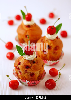 Muffins mit Kirschen. Rezept zur Verfügung. Stockfoto