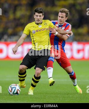 Berlin, Deutschland. 17. Mai 2014. Dortmunder Milos Jojic (R) wetteifert um den Ball mit der Münchner Mario Goetze während den DFB-Pokal Finale zwischen Borussia Dortmund und FC Bayern München im Olympiastadion in Berlin, Deutschland, 17. Mai 2014. Foto: Thomas Eisenhuth/Dpa/Alamy Live News Stockfoto