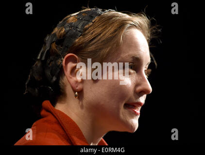 Berlin, Deutschland. 18. Mai 2014. Schauspielerin und Sängerin Valery Tscheplanowa erhält den Alfred Kerr Actors Award an das Haus der Berliner Festspiele in Berlin, Deutschland, 18. Mai 2014. Die Theaterpreis wird jedes Jahr nach oben und kommenden deutschsprachigen Schauspieler verliehen. Foto: BRITTA PEDERSEN/Dpa/Alamy Live News Stockfoto