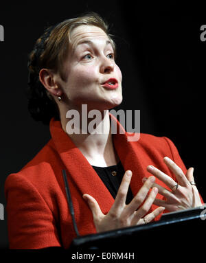 Berlin, Deutschland. 18. Mai 2014. Schauspielerin und Sängerin Valery Tscheplanowa erhält den Alfred Kerr Actors Award an das Haus der Berliner Festspiele in Berlin, Deutschland, 18. Mai 2014. Die Theaterpreis wird jedes Jahr nach oben und kommenden deutschsprachigen Schauspieler verliehen. Foto: BRITTA PEDERSEN/Dpa/Alamy Live News Stockfoto