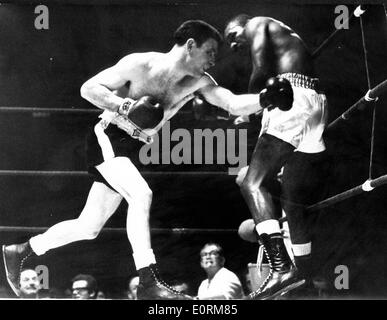 1. Januar 1960 - Datei Foto: ca. 1960er Jahre, Ort unbekannt. BRIAN CURVIS war ein Boxer aus Swansea, Wales, der von 1959 bis 1966 tätig war. Er kämpfte als im Weltergewicht, werden britische Weltmeister im Weltergewicht in 1960. Er zog sich als ungeschlagene Champion und ist die einzige im Weltergewicht, zwei Lonsdale Gürtel geradezu gewonnen zu haben. Die vier Niederlagen in seiner beruflichen Laufbahn waren alle für ausländische Boxer; Er wurde nie von einem britischen Boxer geschlagen. Stockfoto