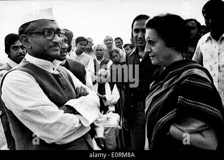 1. Januar 1960 - Datei Foto: ca. 1960er Jahre-0970s, Ort unbekannt. MORARJI DESAI, links, und INDIRA GANDHI, rechts. Morarji Ranchhodji Desai (29. Februar 1896 Ð 10. April 1995) war eine indische Unabhängigkeit-Aktivist und der indische Premierminister von 1977-79. Er war der erste indische Premierminister, die nicht der Indian National Congress angehörten. Er ist der einzige Inder, der höchsten zivilen Auszeichnungen aus Indien und Pakistan, den Bharat Ratna und Nishaan-e-Pakistan zu erhalten. Stockfoto