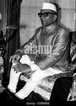 1. Januar 1960 - Datei Foto: ca. 1960er Jahre, Ort unbekannt. MORARJI RANCHHODJI DESAI (29. Februar 1896 Ð 10. April 1995) war eine indische Unabhängigkeit-Aktivist und der indische Premierminister von 1977-79. Er war der erste indische Premierminister, die nicht der Indian National Congress angehörten. Er ist der einzige Inder, der höchsten zivilen Auszeichnungen aus Indien und Pakistan, den Bharat Ratna und Nishaan-e-Pakistan zu erhalten. Stockfoto