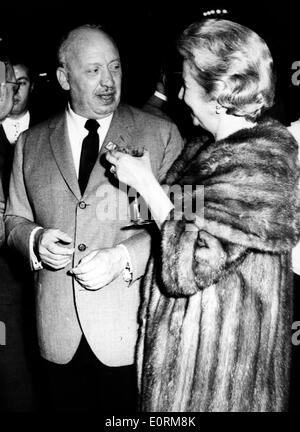 1. Januar 1960 - Datei Foto: 1950er-1960er Jahre, Ort unbekannt. JOSEPH JAMES CLARK (12. November 1893 - 13. Juli 1971) war eine dekorierte Vereinigte Staaten Marine Admiral. J. j. Clark war der erste Indianer aus Annapolis, eine Marine-Akademie in Maryland zu absolvieren. Stockfoto