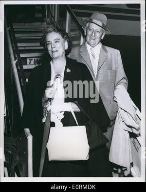 1. Januar 1960 - Idlewild Airport, N.Y. 29 Juni: Mr.and Frau Loyd Wright, 336 S. Hudson Ave., Los Angeles, Calif, halten Sie einen Moment für Fotografen vor dem Einsteigen in ein TWA Jetstream nach Zürich, Deutschland. Mr. Wright ist Vorsitzende Vorsitzender des BL-Annual Konklave der International Bar Association. Er ist auch ehemaliger Präsident der American Bar Association. Stockfoto