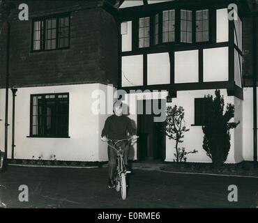 1. Januar 1960 - The Beatles Dreharbeiten in South Devon: wieder einmal die berühmten vier sind Dreharbeiten vor Ort diesmal die Kulissen befindet sich in South Devon, wo sind die jungen Aufnahme TV-Einsätze, die angezeigt werden, wenn neue Beatles-Datensätze auf des Pop-Programms auf beide es V & BBC gespielt werden. Magische mystische Tour.Our Fotografen, Reisende mit der Beatle-Partei nahm diese informellen Bild der jungen wie sie am Strand von New Quay entspannt. Foto zeigt Ringo auf seine klappbare mini-bike-in seiner eleganten Mock-Tudor-Villa in Weybridge, Surrey. Stockfoto