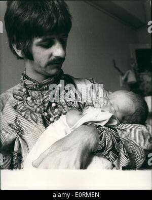 1. Januar 1960 - A Star(R) Is Born - Jason Starey: Beatle Ringo Starr und seine Frau Maureen haben einen weiteren Sohn. Maureen hat letzte Woche einen springenden jungen im Krankenhaus der Königin-Charlottes, London geboren. Das Foto zeigt die stolze Eltern Ringo & Maureen mit ihren neuen Sohn Jason. Stockfoto