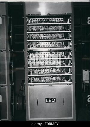 1. Januar 1960 - A Peep '' Leo'' Gehirn: eines der Panels, enthält unter anderem 5.000 Ventile Meilen von Draht und anderen elektronischen Geräten Informationen durchläuft sie mit momentanen Geschwindigkeit. Stockfoto