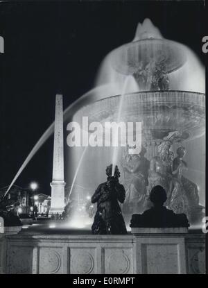 1. Januar 1960 - Paris by Night: Foto zeigt die beleuchteten Brunnen am Place De La Concorde in Paris. (genaues Datum unbekannt) Stockfoto