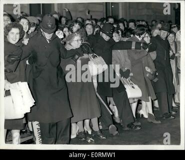 3. März 1960 - Prinzessin Margaret und Mann-zu-sein und Königin-Mutter in Covent Garden.: Ehrengäste waren heute Abend bei der Aufführung des Royal Ballet Gars in Covent Garden - Königin Monther - Prinzessin Margaret und ihr Mann-zu-sein Tony Armstrong-Jones. Foto zeigt Polizei Kampf um die Massen auf die Ankunft der königlichen Partei heute Abend zurück zu halten. Stockfoto