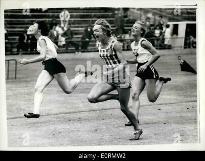 3. März 1960 - gründet australische Olympiasieger Hetty Cutheert neue 60-Meter-Weltrekord; In windigen trostlosen Bedingungen, Datensätze in Hülle und Fülle ging durch den Vorstand und andere wurden erreicht, am letzten Tag von New South Wales Frauen Athletic Championships im Sydney Sports ground am vergangenen Samstag Februar 27.. Richten Sie auf einem durchweichten Feld, australische Olympiasieger, die eine neue 60 m-Weltrekordzeit von 7,2 Sekunden, so Zuschneiden einer Sekunde Rückstand auf Polens Stella Walsh Weltzeit von 7,3 Sekunden, Hetty Cutheert einrichten ein, 1933 Stockfoto