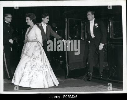 3. März 1960 - Prinzessin Margaret und Tony Armstrong-Jones in Covent Garden: Prinzessin Margaret und ihr Ehemann Tony Armstrong-Jones sein waren Gäste der Ehre der Königin-Mutter - an der Royal Ballet Gala Performance - Covent Garden - heute Abend. Foto zeigt Prinzessin Margaret gefolgt von Tony Armstrong-Jones, Ankunft in Covent Garden heute Abend. Stockfoto