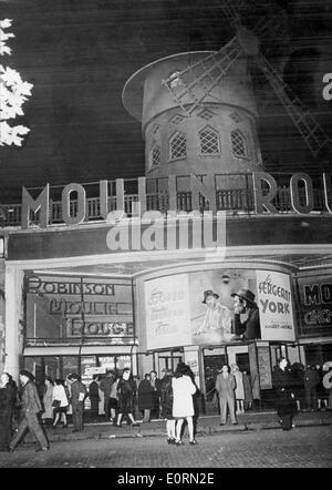 1. Januar 1960 - Paris, Frankreich - weltberühmte Moulin Rouge Kabarett, von Toulouse-Lautrec verewigt ist in Montmartre, der einzige Ort in Paris gelegen finden Sie das wahre können can. Das Moulin Rouge ist ein Touristenziel bietet musikalische und tänzerische Unterhaltung für Erwachsene Besucher aus der ganzen Welt. Bild: Ein charakteristisches Merkmal der Moulin Rouge Kabarett ist rote Windmühle auf dem Dach. Stockfoto