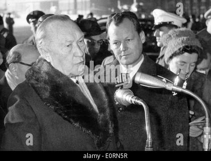 Bürgermeister Willy Brandt erhält Konrad Adenauer am Flughafen Stockfoto