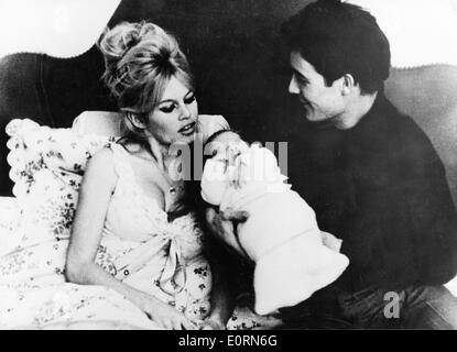 Brigitte Bardot mit ihrem Ehemann Jacques Charrier und Neugeborenen Sohn Nicolas Jacques Stockfoto