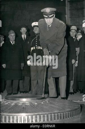 17. Januar 1960 - beleuchtet neu General Lauris Norstad, Oberbefehlshaber der mächtigen Verbündeten in Europa, die Flamme des unbekannten Soldaten heute Nachmittag auf dem Arc de Triomphe in Paris für die Veteranen des amerikanischen Kriege im Ausland. Fünf von General de Gaulle Minister, 120 NATO-Generäle und diplomatischen Einrichtungen der NATO-Staaten nahmen an der Veranstaltung. Stockfoto