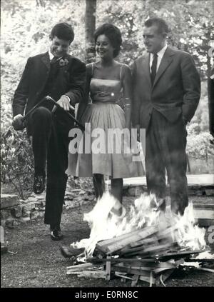 3. März 1960 - Jean Claude Brialy: Back in The Studio: französische Schauspieler, Jean Claude Brialy, wer die wichtigsten Interpreten des Films war '' Moderator Cantabile'', die einem günstigen Preis bei den Filmfestspielen von Cannes, eingehende zurück zu den Studios nach ein lange krank, in der Tat den jungen Schauspieler kam während auf oh verletzt wurde sein letzten Film. Foto zeigt zu feiern seine Genesung, Jean Claude Brialy, die anfangen zu spielen in dem neuen Film '' The Gigolo'' den Stick, der ihm geholfen brennt, in den letzten Tagen zu Fuß. Neben ihm sind Partner in '' The Gigolo'': Sophie Grimkaldi und Jean Chevruer. Stockfoto