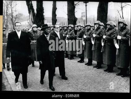 3. März 1960 - der Botschafter der Republik Guinea: wurde mit militärischen Ehren in Ost-Berlin empfangen. Guinea ist der erste nicht-kommunistischen Staat, der "DDR" (DDR) akzeptiert. Am 5. März 1960 der Botschafter Dr. Seydon Conte (Dr. Seydon Conte0 die Anmeldeinformationen an dem Präsidenten der "DDR" Wilhelm Pieck (Wilhelm Pieck) übergeben. Foto zeigt die Parade von links nach rechts: Klaus Willerding, Chef des Protokolls, Botschafter Dr. Seydon Conte und Staatssekretär Opitz, Chef der Präsidialkanzlei. Stockfoto