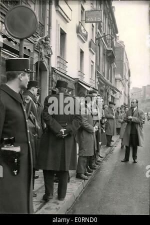 27. Januar 1960 - Elysee: Verbot von Fotografen und Journalisten.: Presse-Fotografen und Journalisten wurden in den Elysee-Palast zuzulassenden wo General De Gaulle seine Beratungen über den Aufstand in Algier heute setzte abgelehnt. Foto zeigt Presse-Fotografen, Journalisten und Passanten, die bei, auf der anderen Seite der Straße gegenüber des Elysee-Palastes zu bewegen. Stockfoto