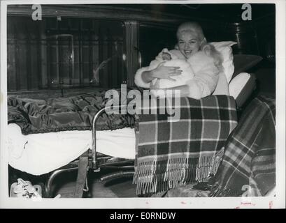 2. Februar 1960 - home Diana Dors und ihr Baby - in der Ambulanz - Auto - wenn sie die Londoner Klinik für Links heute Morgen. Stockfoto