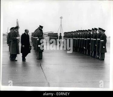 2. Februar 1960 - Präsident von Peru Arrrives für offizielle besuchen: Präsident Manuel Prado von Peru und seine Frau kam am Londoner Flughafen an diesem Morgen zu Beginn des offiziellen Besuches. MME Clorinda Prado wird als eines der intelligentesten gekleideten Frauen in Lateinamerika bezeichnet. Foto zeigt Präsident Prado Guard of Honour am Flughafen London heute Morgen inspiziert. Stockfoto