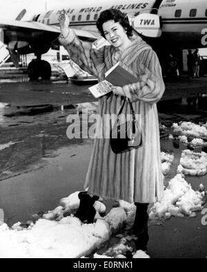 Schauspielerin Shirley Temple "Wellenlinien" am Flughafen Stockfoto