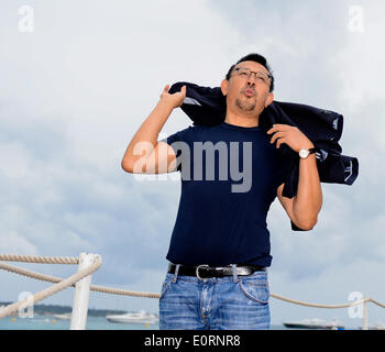 Cannes, Frankreich. 19. Mai 2014. Chinesischer Regisseur und Schauspieler Jiang Wen steht am Strand von Cannes, Frankreich, am 19. Mai 2014. Jiang brachte seinen neuen Film "Weg mit den Kugeln" für Werbung bei den 67. Filmfestspielen von Cannes. Bildnachweis: Ye Pingfan/Xinhua/Alamy Live-Nachrichten Stockfoto