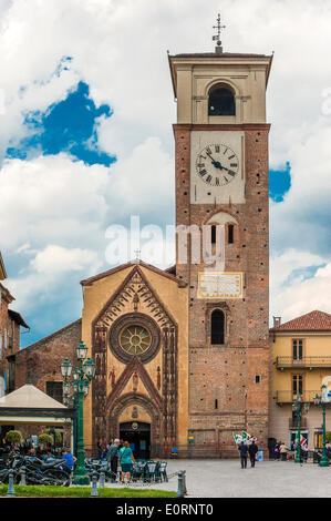 Italien, Piemont Provinz von Turin Chivasso 18. Mai 2014 das historische Zentrum. Piazza della Repubblica mit Kathedrale Santa Maria Assunta Stockfoto