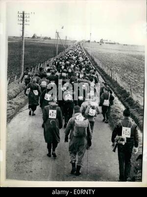 Februar 1960 - The Marathon Marchers on the Way the Mass Start: Siebhundert Teilnehmer starteten gestern von John O' Groats auf den Butlin Marathon Walk to Land's End. Fünf Stunden nach dem Start - 150 Menschen waren ausgebrochen - und bald waren 21 von ihnen im Krankenhaus Wick - wurden wegen Blasen und Exposition behandelt. Holiday Camp King Billy Butlin vergibt Preise im Wert von über 5.000 - und mit der 'Nr. 13' - machte er sich auf den Weg, um die ersten 50 Meilen selbst zurückzulegen. Das Foto zeigt die allgemeine Ansicht des Massenbeginns von John O 'Groats - gestern. Stockfoto