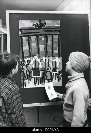 2. Februar 1960 - wie Schuljungen sehen Berlin: eine Ausstellung, die Zeichnung zeigt und Skizzen von Schülern zum Thema '' Deutschland - Unteilbar'' (Deutschland - UN-Diversible) wurde am Mittwoch eröffnet. 3. Februar 1960 im Haus '' Einheit in Freiheit'' in Bonn. Das Foto zeigt zwei jungen, die mit Blick auf ein Bild von den SchülerInnen Eltrud Keusen (Eltrud Keusen) die Leute vor dem Branden-Burger Tor zeigt. Es ist auch zu sehen in der Ausstellung '' Deutschland-Untelibar'', der im Moment in Bonn gezeigt wird. Stockfoto