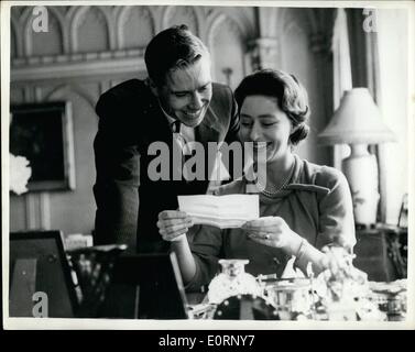 2. Februar 1960 - posiert Prinzessin Margaret für besonderes Engagement Bilder in der Royal Lodge - Windsor. Foto zeigt die glückliche Lächeln von Prinzessin Margaret und ihr Ehemann, Herr Antony Armstrong-Jones, da sie Telegramme in diesen Bildern besonderes Engagement in der Royal Lodge, Windsor lesen Stockfoto