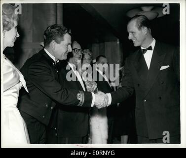 2. Februar 1960 - Premiere des Films "sinken die Bismarck'' - In London. Herzog von Edinburgh- und Kenneth More: Duke Of Edinburgh schüttelt Hände mit Kenneth More - Star des Films - bei der Weltpremiere des neuen Films "Sink the Bismarck'' letzte Nacht - am Odeon Leicester Square. Kenneth More spielt die Rolle des Captain - trug die Uniform eines datierter R.N.V.R. Stockfoto