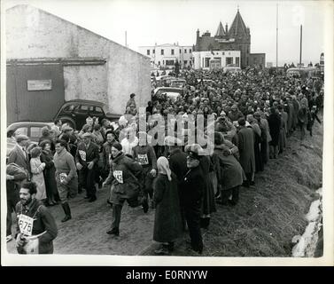 Februar 1960 - Die Marschmarschieren Auf Dem Weg... The Mass Start: Siebenhundert Teilnehmer starteten gestern von John O'Groats auf den Butlin Marathon Walk to Land's End. Fünf Stunden nach dem Start waren -150 Menschen ausgebrochen - und bald waren 21 von ihnen im Krankenhaus auf der Arbeit - und wurden wegen Blasen und Exposition behandelt... Holiday Camp King Billy Butlin vergibt Preise im Wert von über 5.000 - und mit Platz 13 - machte er sich auf den Weg, um die ersten 50 Meilen selbst zurückzulegen. Foto zeigt: Allgemeine Ansicht des Massenstarts - von John O'Groats - gestern. Stockfoto