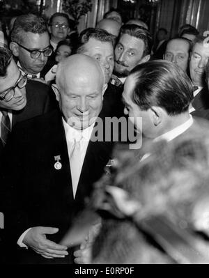 Ministerpräsidenten Nikita Khrushchev bei Veranstaltung in der sowjetischen Botschaft Stockfoto