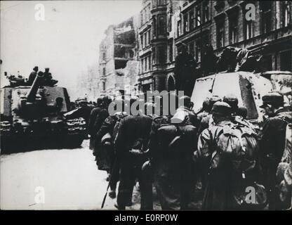 4. April 1960 - für den 15. Jahrestag des Endes des zweiten Weltkriegs: am 7./8. Mai 1945 der zweite Weltkrieg endete mit der Kapitulation Deutschlands. Unser Bild, aufgenommen am 1. Mai 1945 in Berlin, zeigt deutsche Soldaten vorbei an sowjetische Panzer auf dem Weg ins Gefängnis. Stockfoto