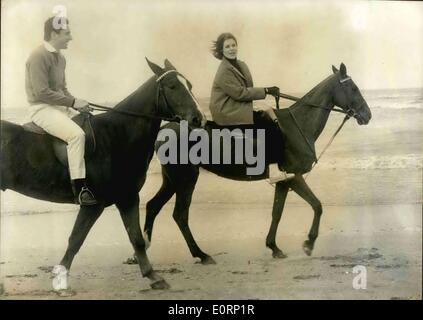 4. April 1960 - Kim Novak Deauville: Kim Novak, der berühmten amerikanischen Bildschirm Schauspielerin verbrachte ein paar Tage in Deauville vor dem Schlafengehen nach Cannes. Foto zeigt Kim Novak-Reiten am Strand von Deauville abgebildet. Stockfoto