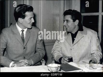 4. April 1960 - Pat Boone trifft Gilbert Becaud: Pat Boone, der berühmten amerikanischen Rock ' n ' Roll-Sänger, ist jetzt in Paris auf dem Weg nach Rom. Foto zeigt, dass Pat Boone mit Gilbert Becaud in Paris Restaurant abgebildet. Die beiden Sänger soll Vorbereitung eine Skizze für t.v. Stockfoto