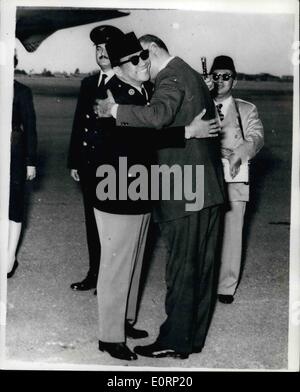 4. April 1960 - Präsident Sukarno Indonesien kommt in Kairo: Präsident Ahmed Sukarno Indonesien wurde von Präsident Nasser bei seiner Ankunft in Kairo vor kurzem auf einer viertägigen Staatsbesuch in der Vereinigten Arabischen Republik begrüßt. Foto zeigt Präsident Nasser und Präsident Sukarno umarmen einander traf sie am Almaza Militär Flughafen. Stockfoto