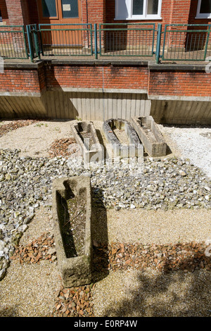 Mittelalterliche Steinsärge ausgegraben von St. Marys Abbey, Winchester, England, UK Stockfoto