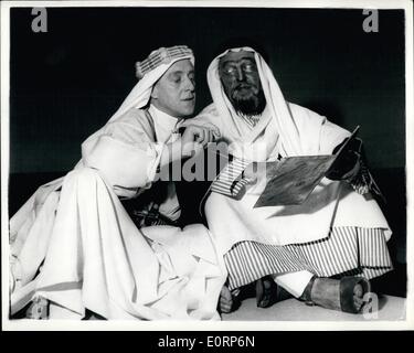 4. April 1960 - Sir Alec Guinness spielt "Lawrence von Arabien": Sir Alec Guinness präsentiert die Rolle von Lawrence von Arabien--in dem Stück "Ross ''--jetzt im Royal Court Theater, Liverpool... Das Spiel ist von Terence Rattigan... Foto zeigt Sir Alec Guinness als Lawrence von Mark Digman, Auda--in der Uraufführung des Stücks im Royal Court, Liverpool zu sprechen. Stockfoto