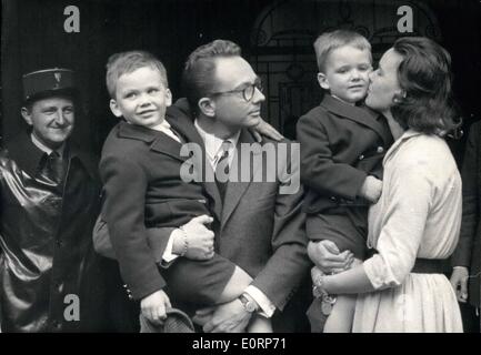 4. April 1960 - gefunden entführten jungen OPS: Von links nach rechts: ROLAND PEUGEOT IN seine Arme sieben-Jahr-alten JEAN-PHILIPPE, der ältere Junge während MME PEUGEOT MUGGS wenig ERIC hält. Stockfoto